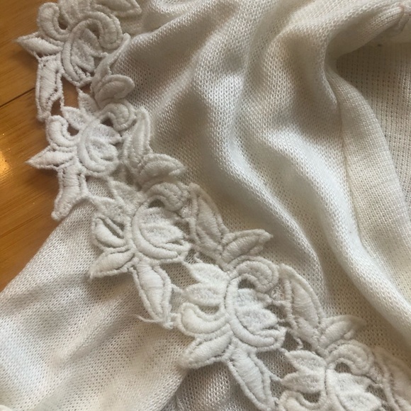 Beautiful vintage White Sweater, Detailed Collar - Picture 2 of 3